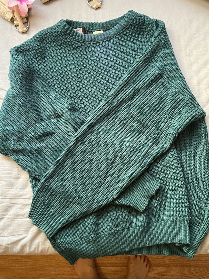 The Men's Store Teal Knit Sweater (Category: Coats, Jackets and Outerwear) located in Manila. Submitted by jadex777 (Listing ID 1440098181, Image 1). Description: - Cozy and stylish teal knit sweater - Brand: The Men's Store - Features: Classic crew neck, long sleeves - Details: Ribbed cuffs and hem, textured knit - Perfect for layering in cooler weather.