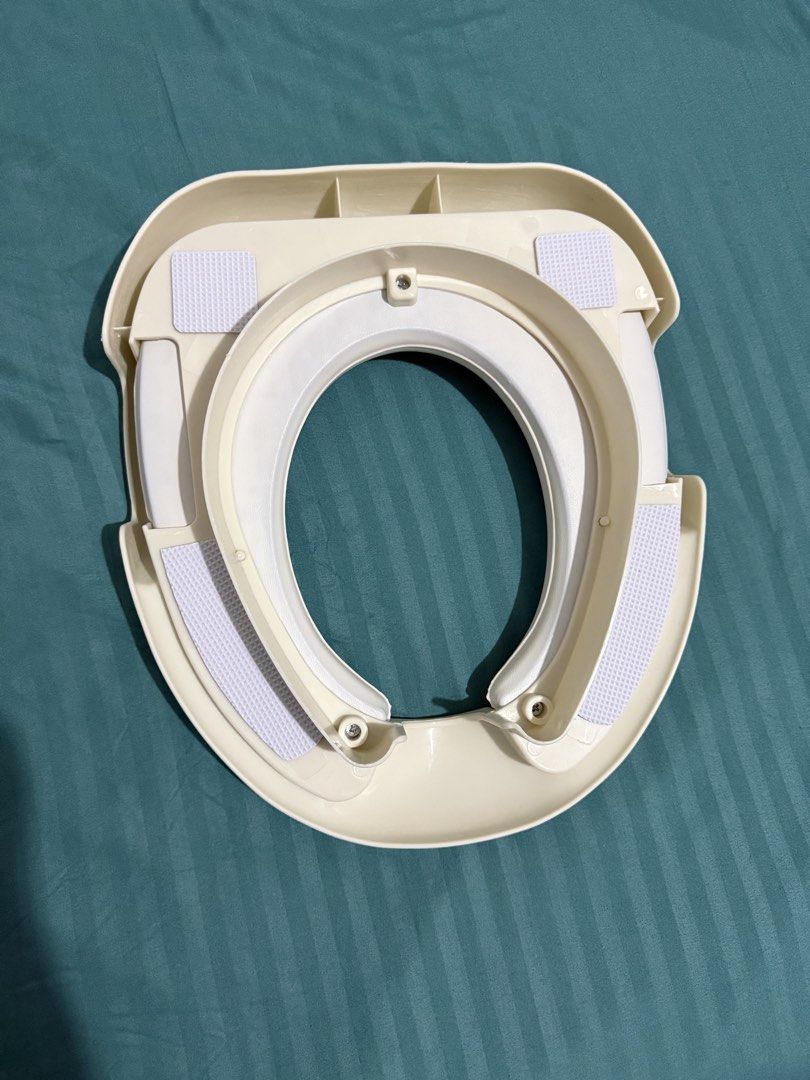 Toilet seat (Category: Toilet Training) located in Angeles City. Submitted by ericka_love_bryce (Listing ID 1440083452, Image 2). Description: Soft cushion, comfortable to use for baby. Good as new, pwede sa maselan, tried once lang kay baby..
