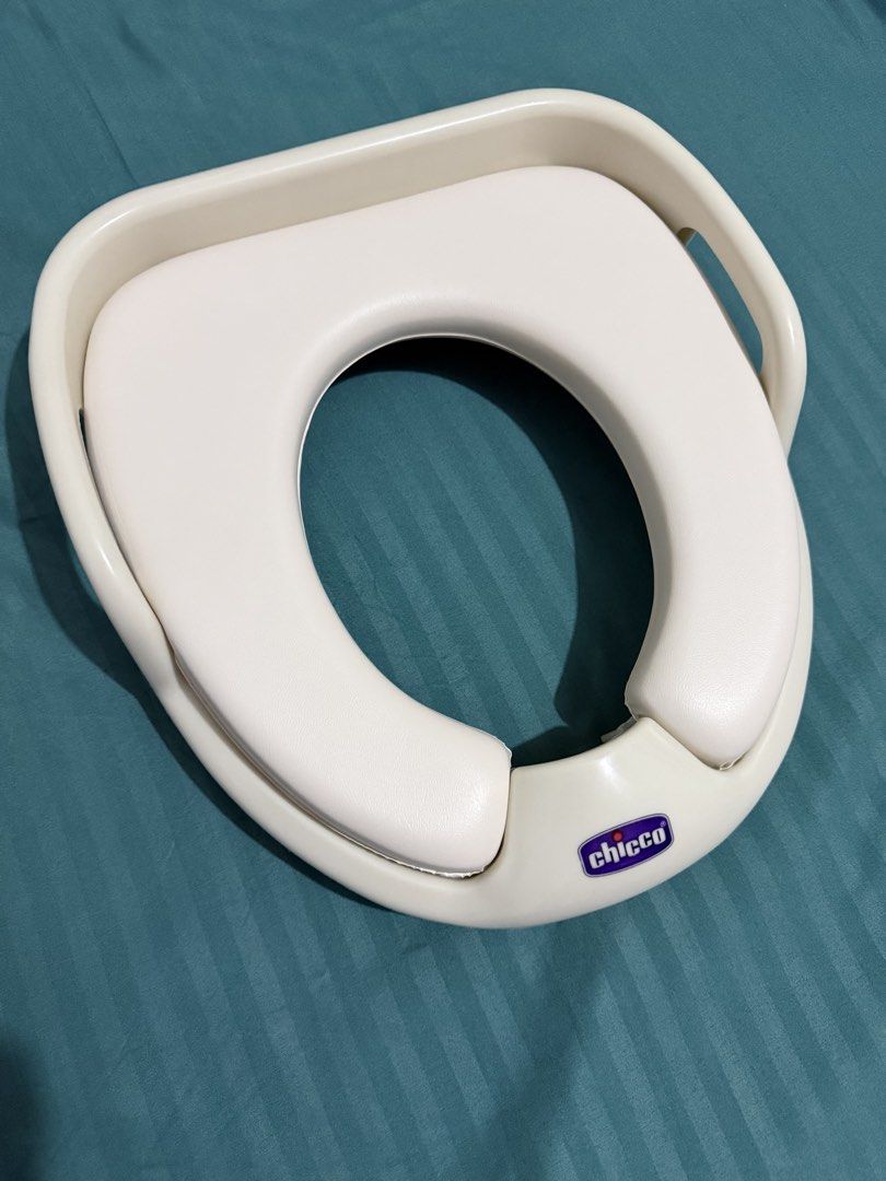 Toilet seat (Category: Toilet Training) located in Angeles City. Submitted by ericka_love_bryce (Listing ID 1440083452, Image 1). Description: Soft cushion, comfortable to use for baby. Good as new, pwede sa maselan, tried once lang kay baby..