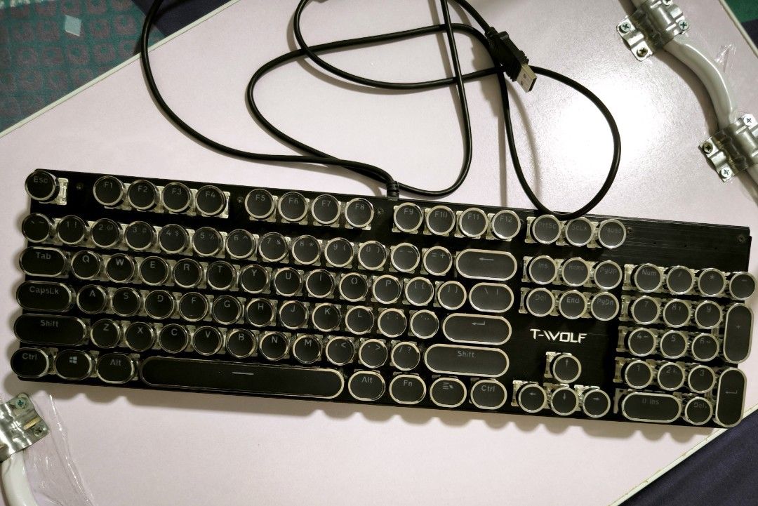 T-WOLF Retro Mechanical Keyboard with RGB Lighting464978649736826881