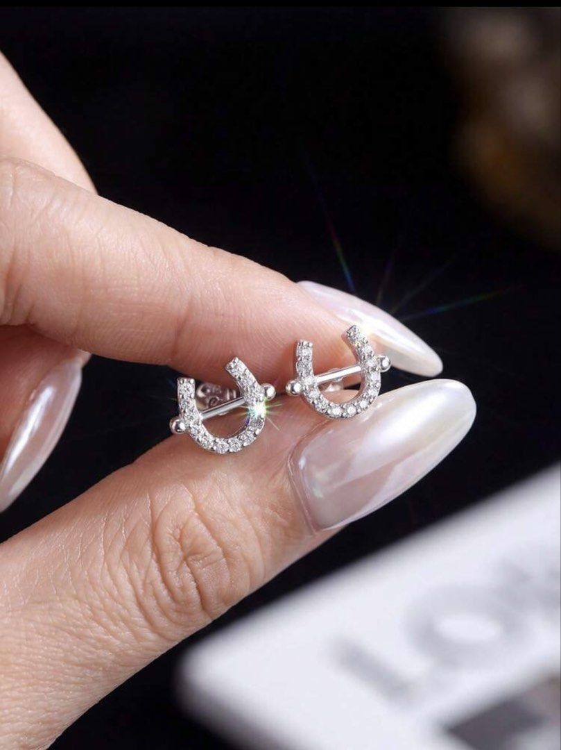 U shaped horseshoe moissanite diamond (Category: Earrings) located in Santa Rosa. Submitted by dannie.warren (Listing ID 1440112597, Image 2). Description: .