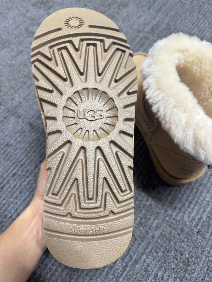 UGG （分類：外套及戶外衣服）位於 Hong Kong。 由 rxne04 提交（商品編號 1440139355，圖片 3）。簡介： Cozy and warm UGG boots Size 37 Features a soft sheepskin lining and trim, with a classic tan suede exterior. The boots have decorative stitching and a patterned heel tab. Durable sole for comfortable wear.。
