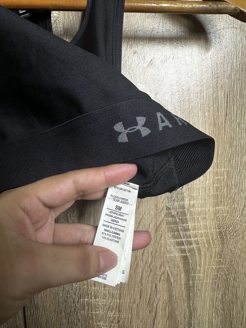 Under Armour Black Compression Sports Bra SM (Category: Activewear) located in Baguio. Submitted by ramosroch78721 (Listing ID 1440019786, Image 3). Description: - Under Armour compression sports bra for ultimate workout support. - Racerback design for freedom of movement. - Wide elastic band with signature Under Armour logo for a secure fit. - Made in Vietnam from a flexible polyester and elastane blend. - Perfect for all your training sessions.