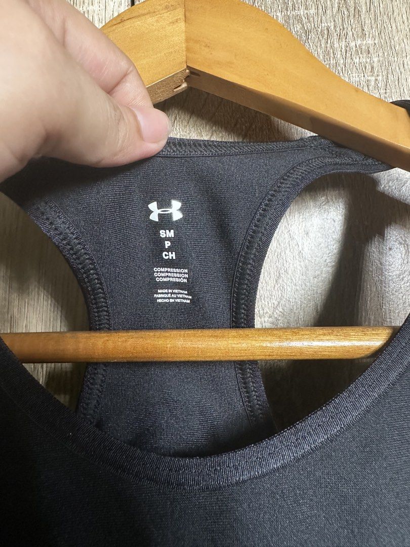 Under Armour Black Compression Sports Bra SM (Category: Activewear) located in Baguio. Submitted by ramosroch78721 (Listing ID 1440019786, Image 2). Description: - Under Armour compression sports bra for ultimate workout support. - Racerback design for freedom of movement. - Wide elastic band with signature Under Armour logo for a secure fit. - Made in Vietnam from a flexible polyester and elastane blend. - Perfect for all your training sessions.