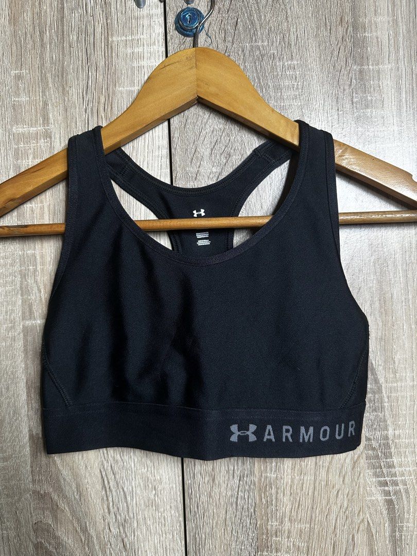 Under Armour Black Compression Sports Bra SM (Category: Activewear) located in Baguio. Submitted by ramosroch78721 (Listing ID 1440019786, Image 1). Description: - Under Armour compression sports bra for ultimate workout support. - Racerback design for freedom of movement. - Wide elastic band with signature Under Armour logo for a secure fit. - Made in Vietnam from a flexible polyester and elastane blend. - Perfect for all your training sessions.
