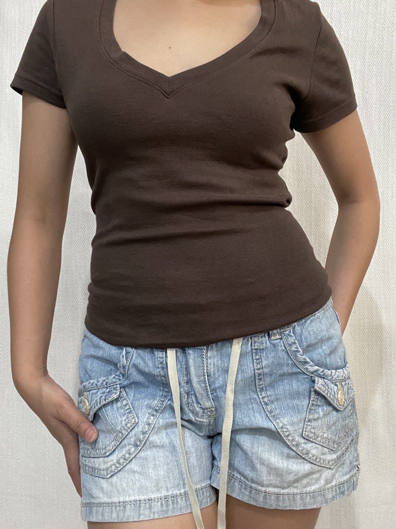 UNION BAY 2000s light denim cargo shorts (Category: Shorts) located in Quezon City. Submitted by mossimoss (Listing ID 1440035338, Image 3). Description: waist 32 in length 10.5 in flaw: missing button shown in last slide.