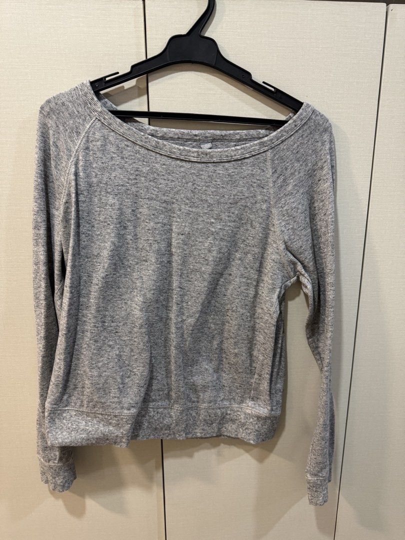 Uniqlo Gray Sweatshirt (Category: Longsleeves) located in Quezon City. Submitted by declutter_cts (Listing ID 1440158399, Image 1). Description: .