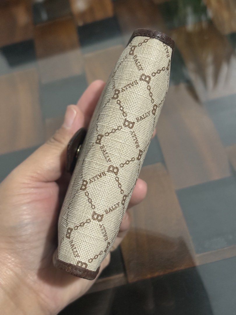 VINTAGE BALLY APRICOT (Category: Wallets & Card holders) located in Naic. Submitted by bechie_ (Listing ID 1440180672, Image 3). Description: .