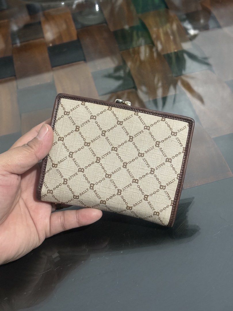 VINTAGE BALLY APRICOT (Category: Wallets & Card holders) located in Naic. Submitted by bechie_ (Listing ID 1440180672, Image 2). Description: .