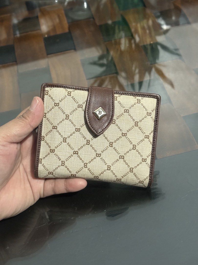 VINTAGE BALLY APRICOT (Category: Wallets & Card holders) located in Naic. Submitted by bechie_ (Listing ID 1440180672, Image 1). Description: .