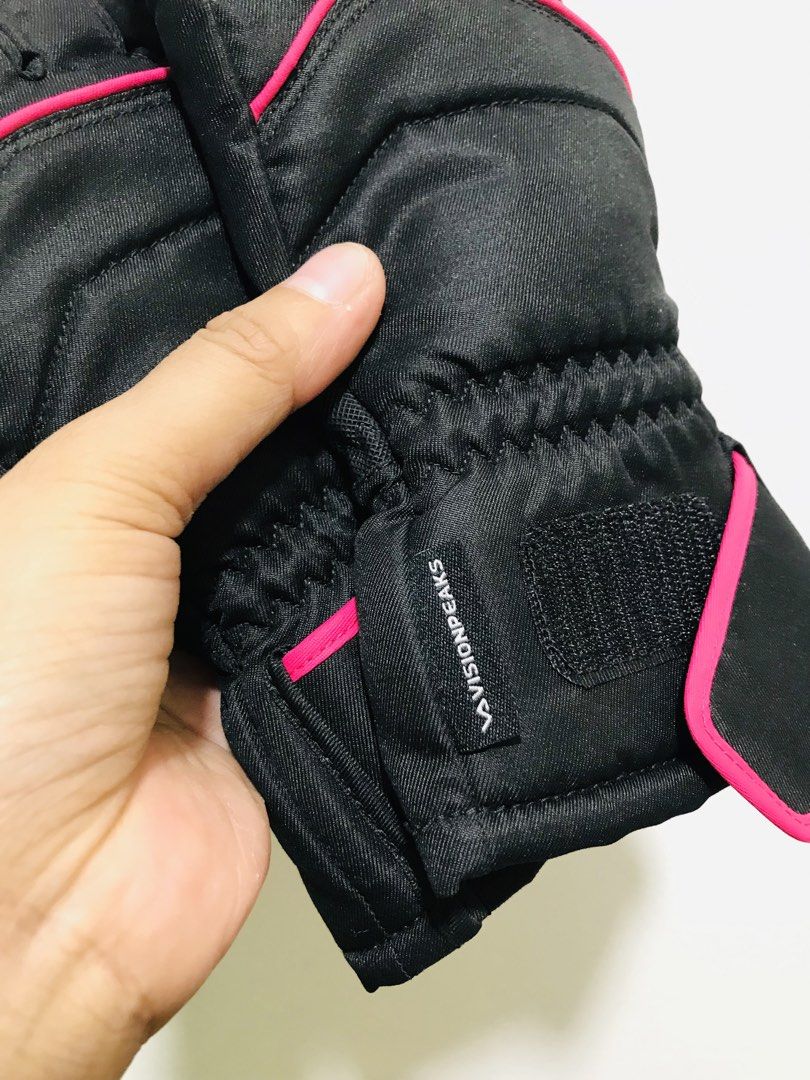 VISION PEAKS HIKING GLOVES (Category: Coats, Jackets and Outerwear) located in Gamu. Submitted by 2022bagsbunny (Listing ID 1440158433, Image 2). Description: .