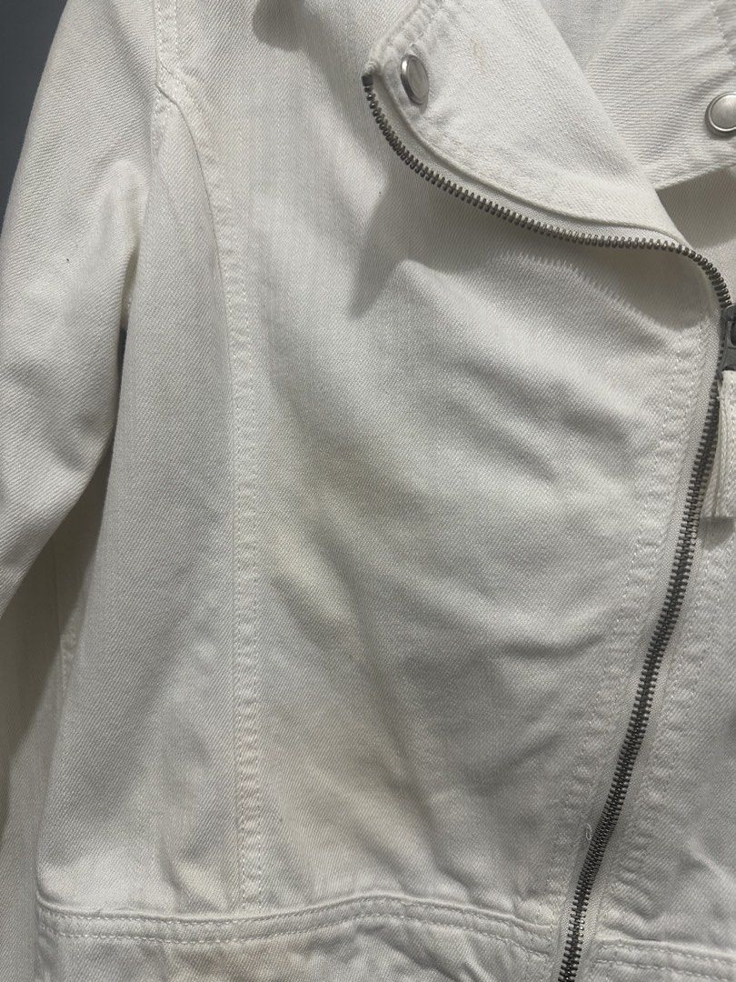 White denim jacket (Category: Coats, Jackets and Outerwear) located in Quezon City. Submitted by sheen_pagayon (Listing ID 1440030693, Image 3). Description: .