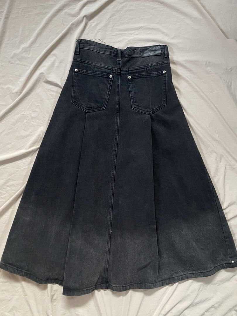 Y2k studded denim long skirt (Category: Skirts) located in Angono. Submitted by bossj_dragon (Listing ID 1440012139, Image 2). Description: Waist: 28in Length:40in.