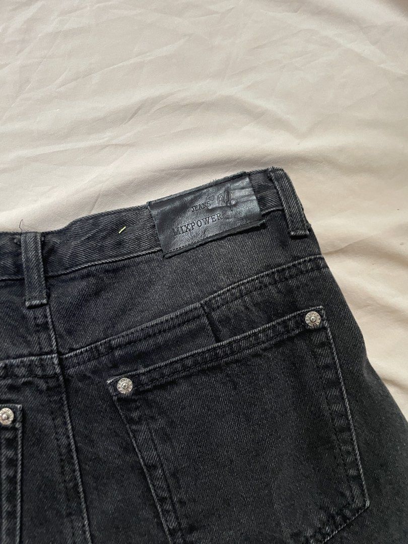 Y2k studded denim long skirt (Category: Skirts) located in Angono. Submitted by bossj_dragon (Listing ID 1440012139, Image 3). Description: Waist: 28in Length:40in.