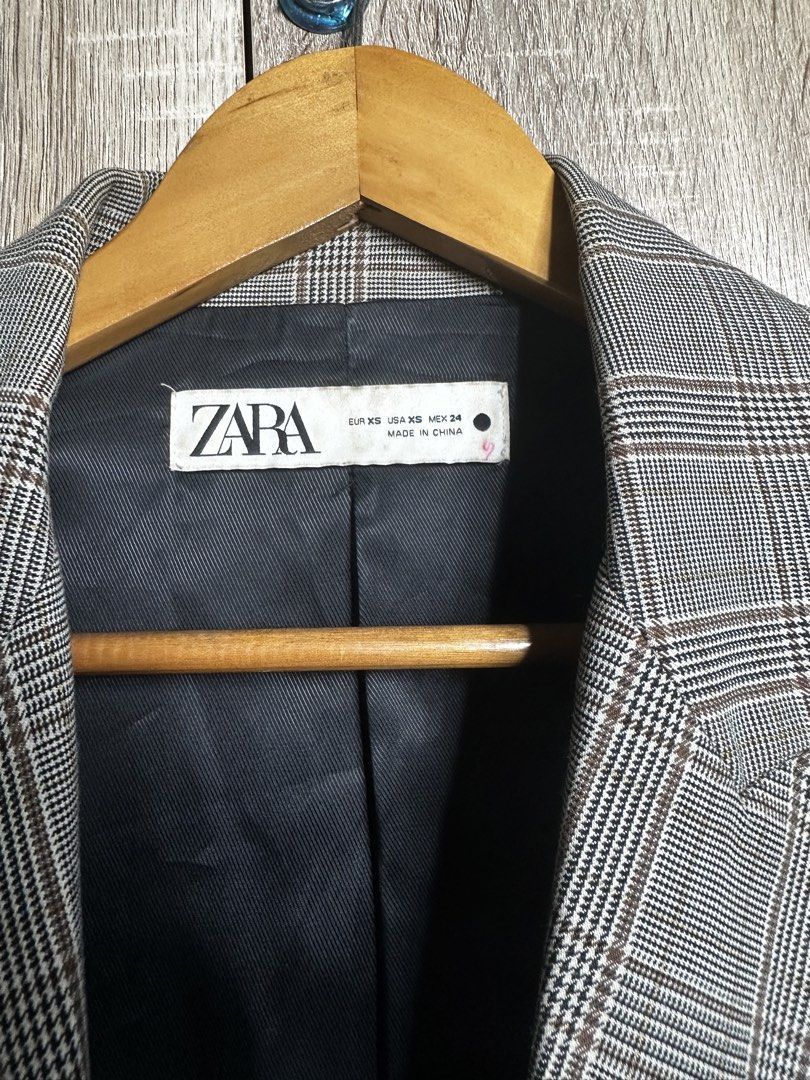 Zara Plaid Double-Breasted Blazer XS (Category: Coats, Jackets and Outerwear) located in Baguio. Submitted by ramosroch78721 (Listing ID 1440020298, Image 2). Description: - Classic plaid blazer from Zara - Double-breasted design with black buttons - Fully lined interior - Ideal for smart casual outfits.