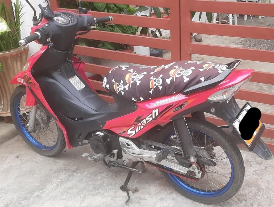 2021 Suzuki Smash Motorcycle - Pink (Category: Motorbikes for Sale) located in Cebu City. Submitted by amanomahitotsu (Listing ID 1440315371, Image 1). Description: FOR SALE 📌2021 year model carburetor 📌Loud horn 📌Condition - Good 📌with Volt meter inside panel 📌Phone holder (with phone charger) 📌MDL (White/Yellow) 📌Push starter (Functional) 📌Kick starter (Functional) 📌All Lights functional 📌Registered 2026 📌Original OR & CR 📌Open DOS 