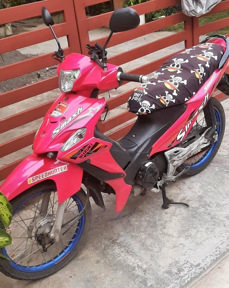 2021 Suzuki Smash Motorcycle - Pink (Category: Motorbikes for Sale) located in Cebu City. Submitted by amanomahitotsu (Listing ID 1440315371, Image 2). Description: FOR SALE 📌2021 year model carburetor 📌Loud horn 📌Condition - Good 📌with Volt meter inside panel 📌Phone holder (with phone charger) 📌MDL (White/Yellow) 📌Push starter (Functional) 📌Kick starter (Functional) 📌All Lights functional 📌Registered 2026 📌Original OR & CR 📌Open DOS 