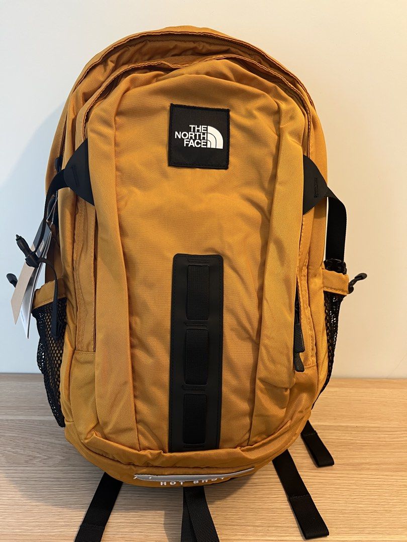 全新 The North Face 泥黃色 TNF Backpack 30L 背囊 （分類：背包）位於 Hong Kong。 由 xanfung 提交（商品編號 1440273922，圖片 1）。簡介： 全新 The North Face 泥黃色 TNF Backpack 30L 背囊。