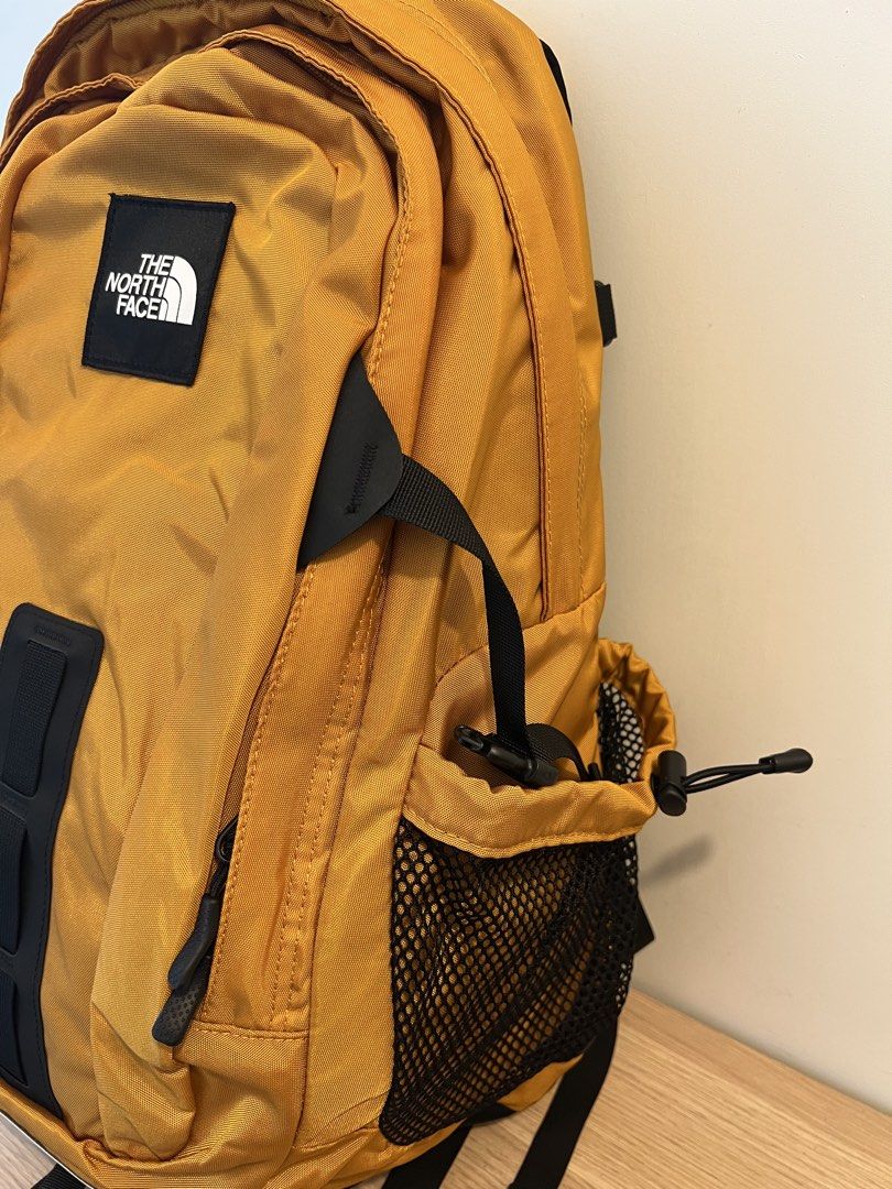全新 The North Face 泥黃色 TNF Backpack 30L 背囊 （分類：背包）位於 Hong Kong。 由 xanfung 提交（商品編號 1440273922，圖片 3）。簡介： 全新 The North Face 泥黃色 TNF Backpack 30L 背囊。