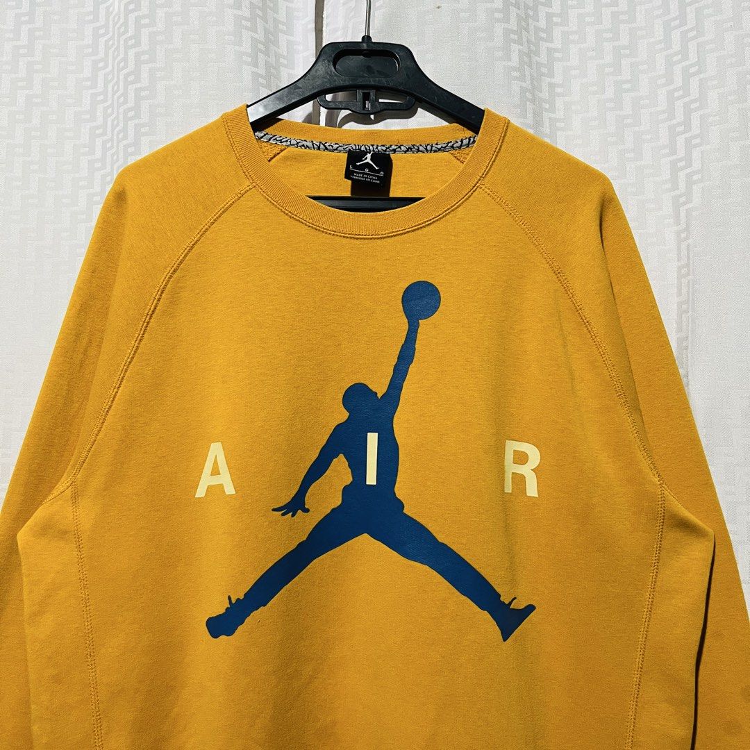 AIR JORDAN JUMPMAN CREWNECK (Category: Coats, Jackets and Outerwear) located in Taguig. Submitted by selectthebest (Listing ID 1440316027, Image 3). Description: AIR JORDAN JUMPMAN CREWNECK AUTHENTIC SIZE: LARGE DIMES: 23X28 EXCELLENT CONDITION NO ISSUE TAGUIG CITY LOCATION PM ME📩.