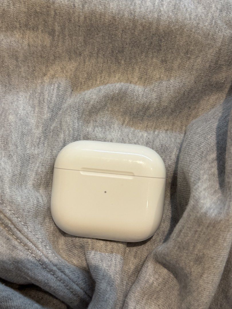 Original Apple Airpods 3 (right piece missing) (Category: Earphones) located in San Juan City. Submitted by k.mailleux (Listing ID 1440350802, Image 2). Description: no box. can send more pics just dm! mop: gcash ONLY mod: lalamove/j&t .