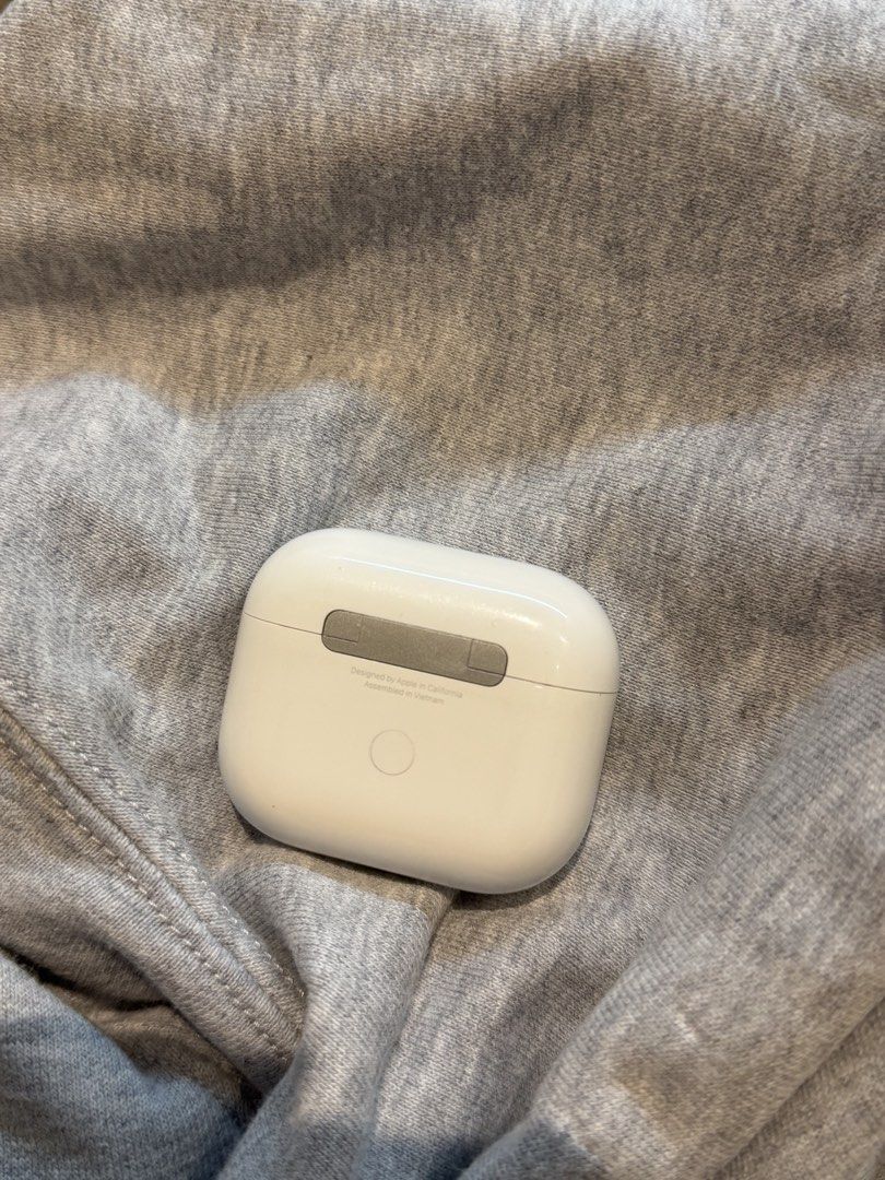Original Apple Airpods 3 (right piece missing) (Category: Earphones) located in San Juan City. Submitted by k.mailleux (Listing ID 1440350802, Image 3). Description: no box. can send more pics just dm! mop: gcash ONLY mod: lalamove/j&t .