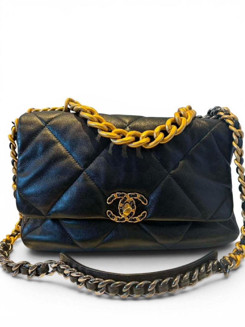 Authentic Chanel C19 Medium Microchipped (Category: Luxury Bags & Wallets) located in Marikina City. Submitted by aussiemaan (Listing ID 1425369040, Image 1). Description: ✅Trending ang Malaki ngayon. Get nyo na to C19 Medium Microchipped💕 5.27 Rank A condition With dustbag and COA.