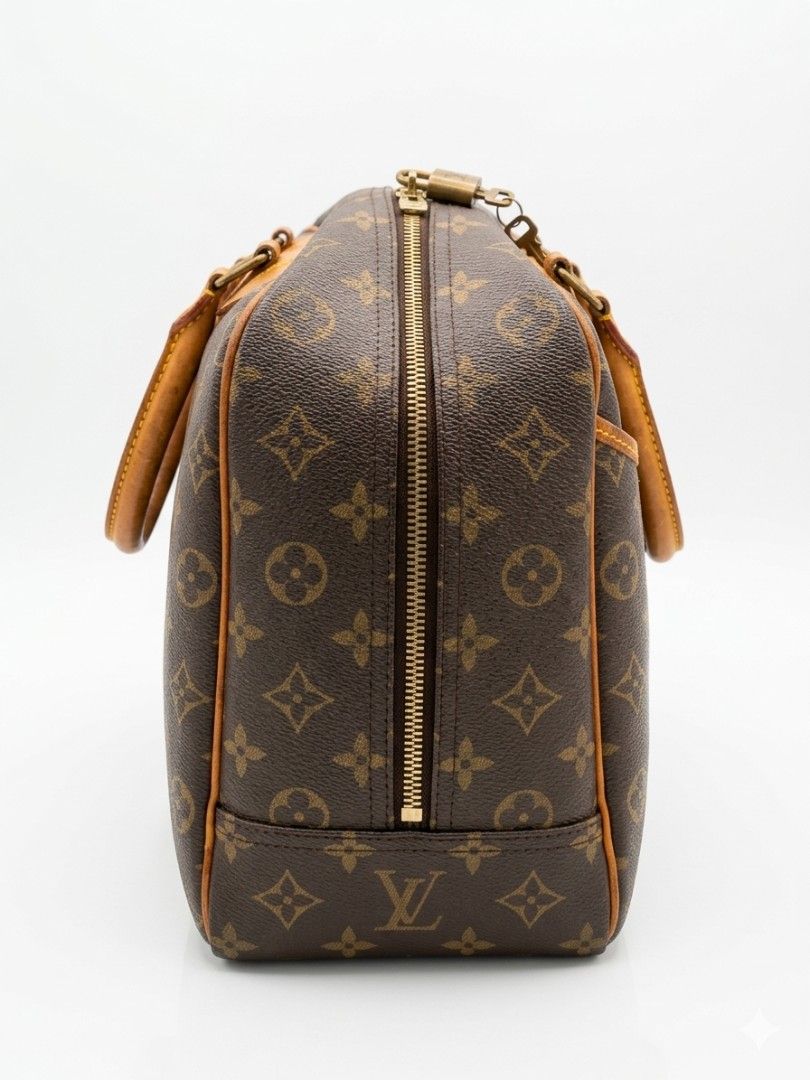 Authentic LV Monogram Deuville Large Travel Bag (Category: Luxury Bags & Wallets) located in Quezon City. Submitted by meldomin_1995 (Listing ID 1440274178, Image 2). Description: ✨ Louis Vuitton Monogram Deauville Large Travel Bag 💰 Selling for only ₱52, 000 slightly negotiable 📍Good condition Classic and timeless authentic Louis Vuitton Monogram Canvas Deauville in the large size. A beautiful structured travel and everyday luxury bag with spa