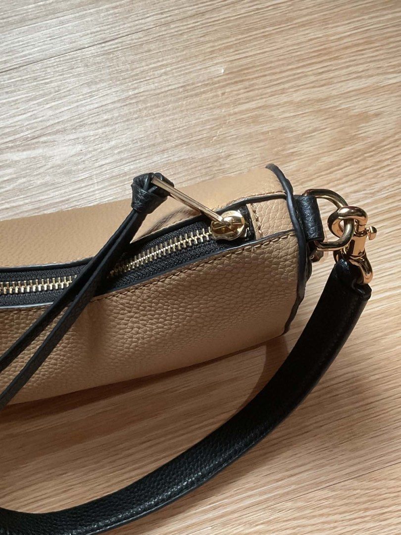 Authentic Marc Jacobs Two tone Drifter Bag (Category: Luxury Bags & Wallets) located in Manila. Submitted by gatrading (Listing ID 1440270319, Image 3). Description: RFS: Upgrade.