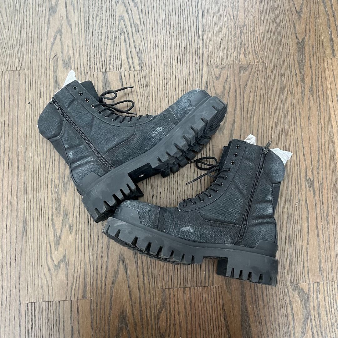 Balenciaga Strike Canvas Boots(Black) (Category: Sneakers & Footwear) located in Makati City. Submitted by donda.archives (Listing ID 1440237764, Image 1). Description: MVT (if you know, you know) Cotton canvas Lace-up boot Extra round toe Washed and worn-out effect 20mm arch The price speaks for itself, Retail costs $1250. -Deposit required -No cancellation, return & refund Sizes 40-45 are available Please message me for more details e.g.(Compar