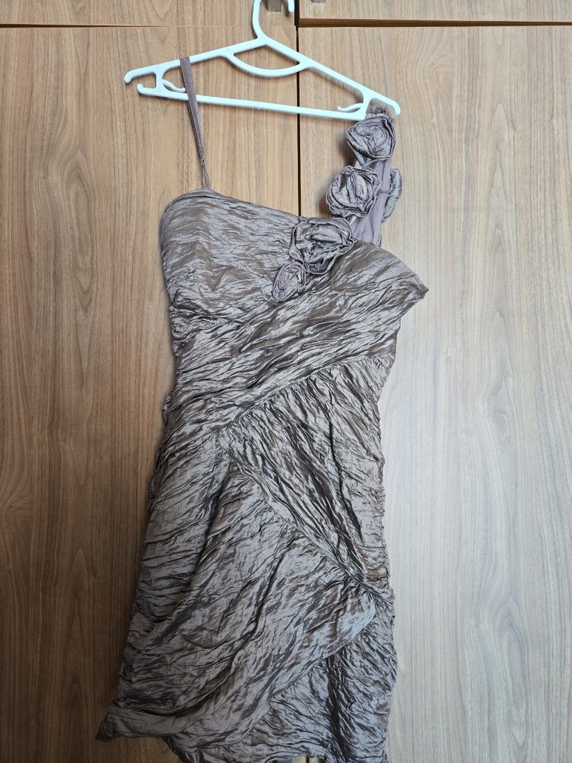 BCBG maxazria cocktail dress (Category: Dresses) located in Pasig City. Submitted by izzy0202 (Listing ID 1440223004, Image 1). Description: - Elegant ruched design that flatters your silhouette. - Delicate floral embellishments on the shoulder strap for a feminine touch. - Sophisticated textured fabric, ideal for special occasions. - Unique and standout design..