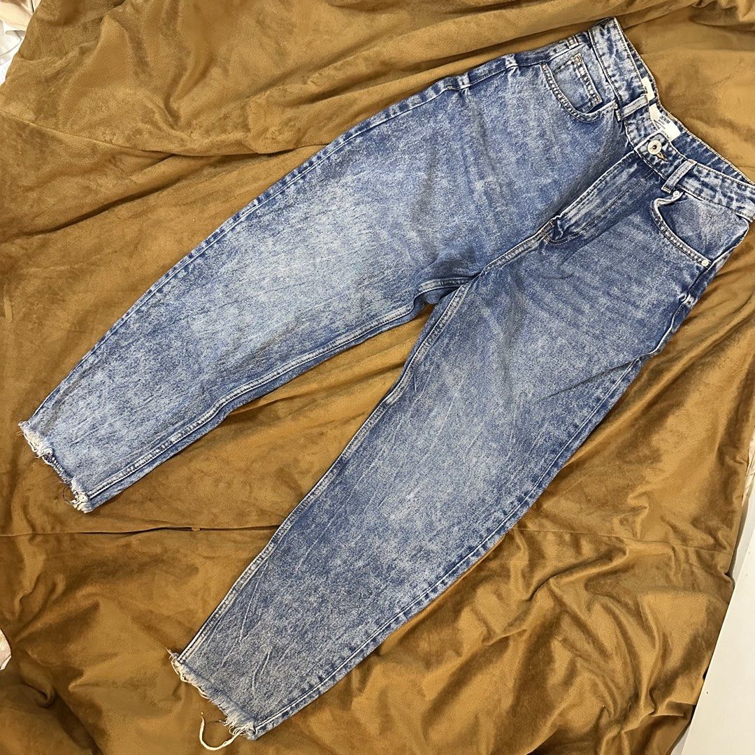 Bershka Denim Mom Jeans (Category: Jeans) located in Antipolo. Submitted by raines.picks (Listing ID 1440353066, Image 1). Description: Fits size 26-27cm.