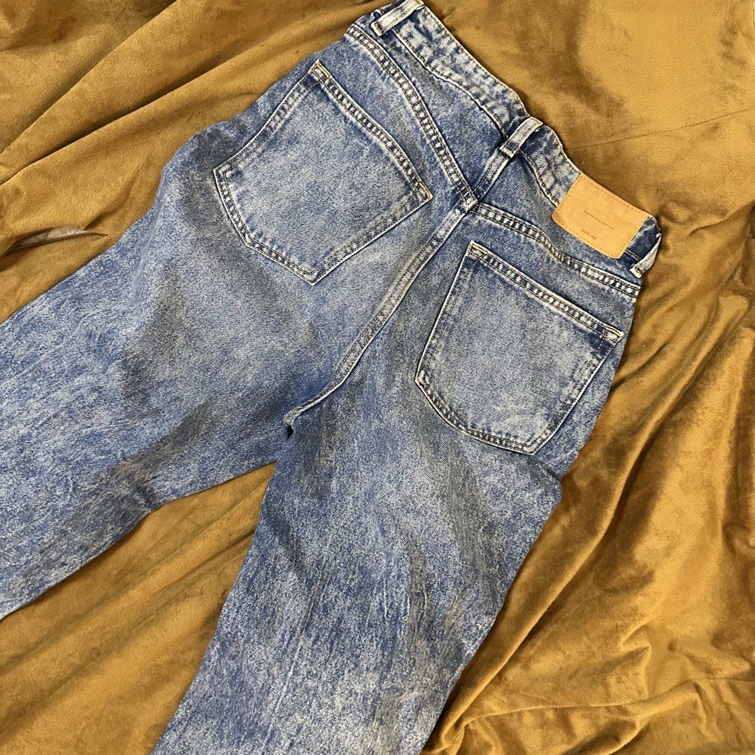 Bershka Denim Mom Jeans (Category: Jeans) located in Antipolo. Submitted by raines.picks (Listing ID 1440353066, Image 3). Description: Fits size 26-27cm.