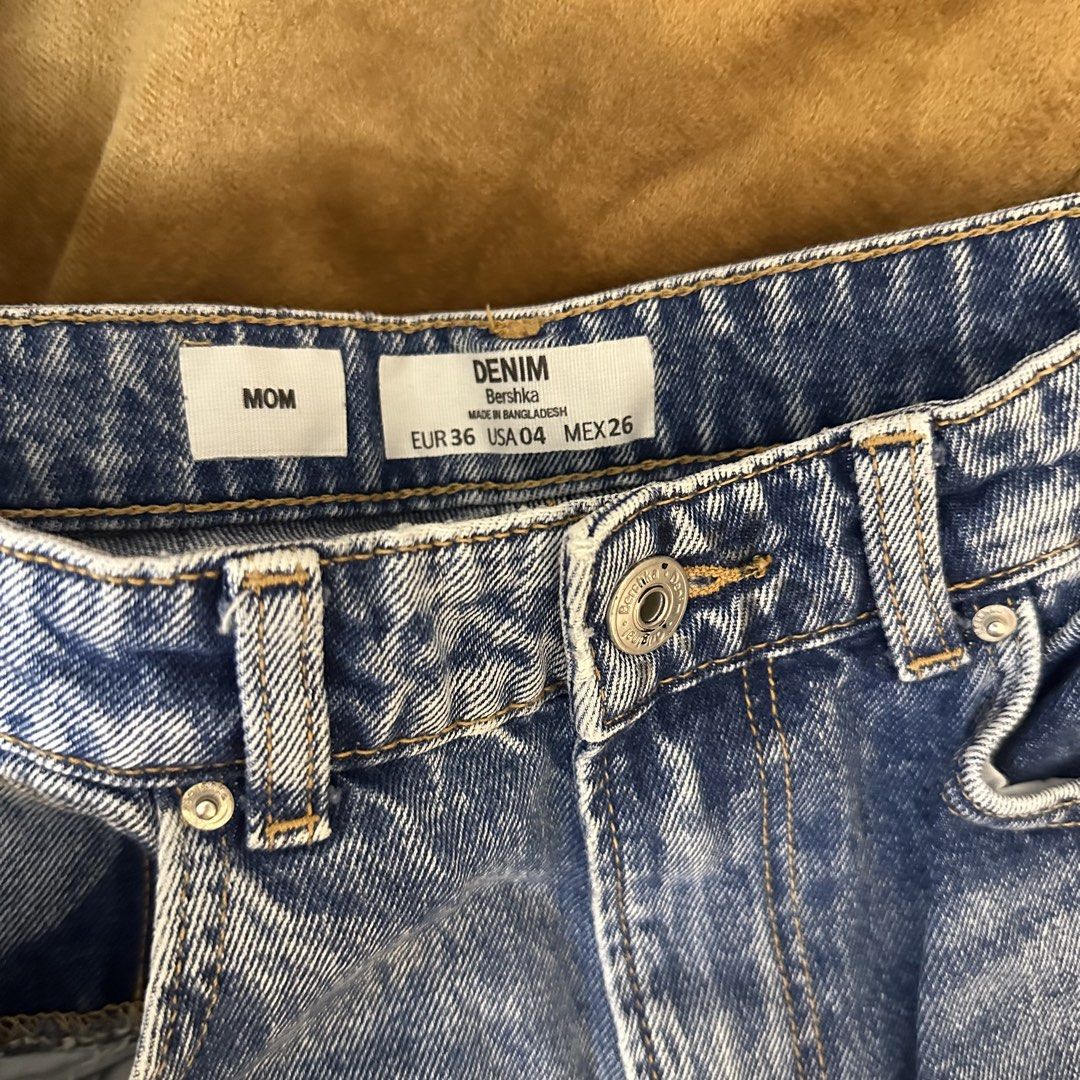 Bershka Denim Mom Jeans (Category: Jeans) located in Antipolo. Submitted by raines.picks (Listing ID 1440353066, Image 2). Description: Fits size 26-27cm.