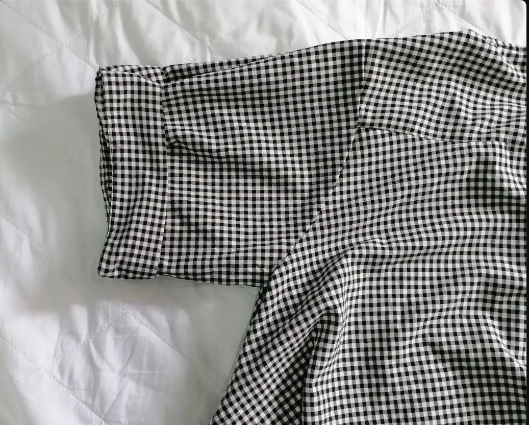 Black and White Gingham Short Sleeve Top (Category: Blouses) located in Itogon. Submitted by m_xary (Listing ID 1440351366, Image 1). Description: - Adorable black and white gingham pattern - Short sleeves with a subtle flare - Asymmetrical hemline (slightly longer at the back) - Lightweight and breathable fabric - Ideal for everyday casual outfits 🎀sf must be shouldered by the buyer 🎀MOP: Gcash.