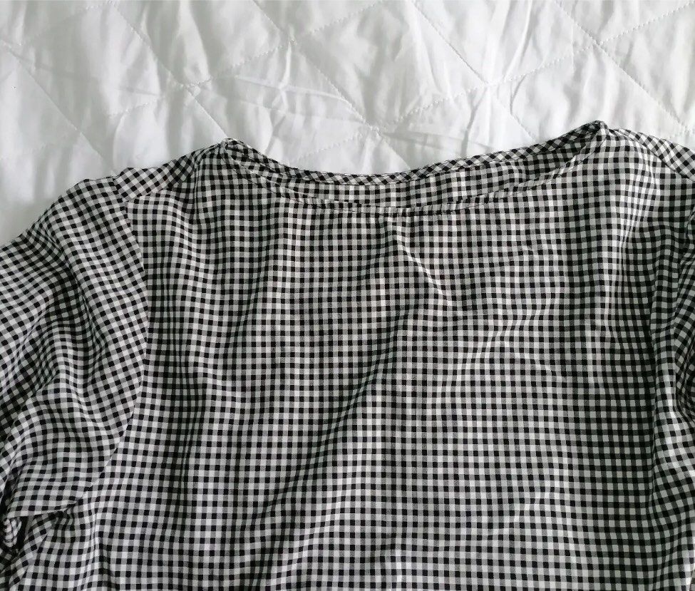 Black and White Gingham Short Sleeve Top (Category: Blouses) located in Itogon. Submitted by m_xary (Listing ID 1440351366, Image 3). Description: - Adorable black and white gingham pattern - Short sleeves with a subtle flare - Asymmetrical hemline (slightly longer at the back) - Lightweight and breathable fabric - Ideal for everyday casual outfits 🎀sf must be shouldered by the buyer 🎀MOP: Gcash.