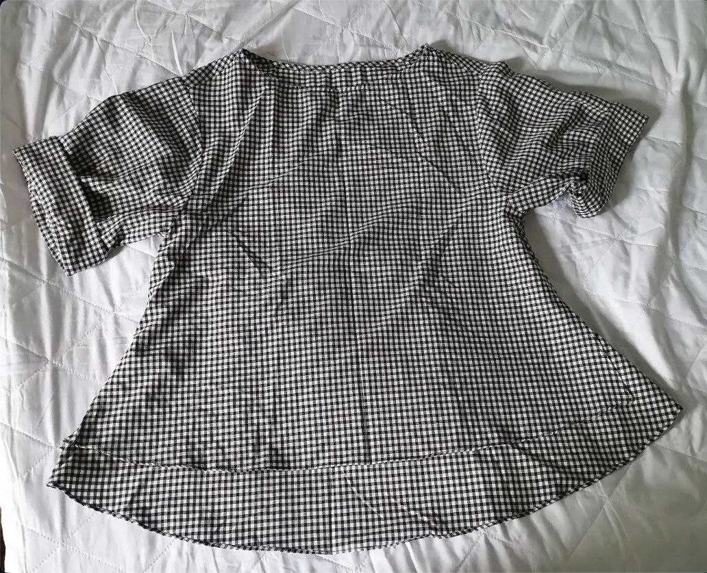Black and White Gingham Short Sleeve Top (Category: Blouses) located in Itogon. Submitted by m_xary (Listing ID 1440351366, Image 2). Description: - Adorable black and white gingham pattern - Short sleeves with a subtle flare - Asymmetrical hemline (slightly longer at the back) - Lightweight and breathable fabric - Ideal for everyday casual outfits 🎀sf must be shouldered by the buyer 🎀MOP: Gcash.