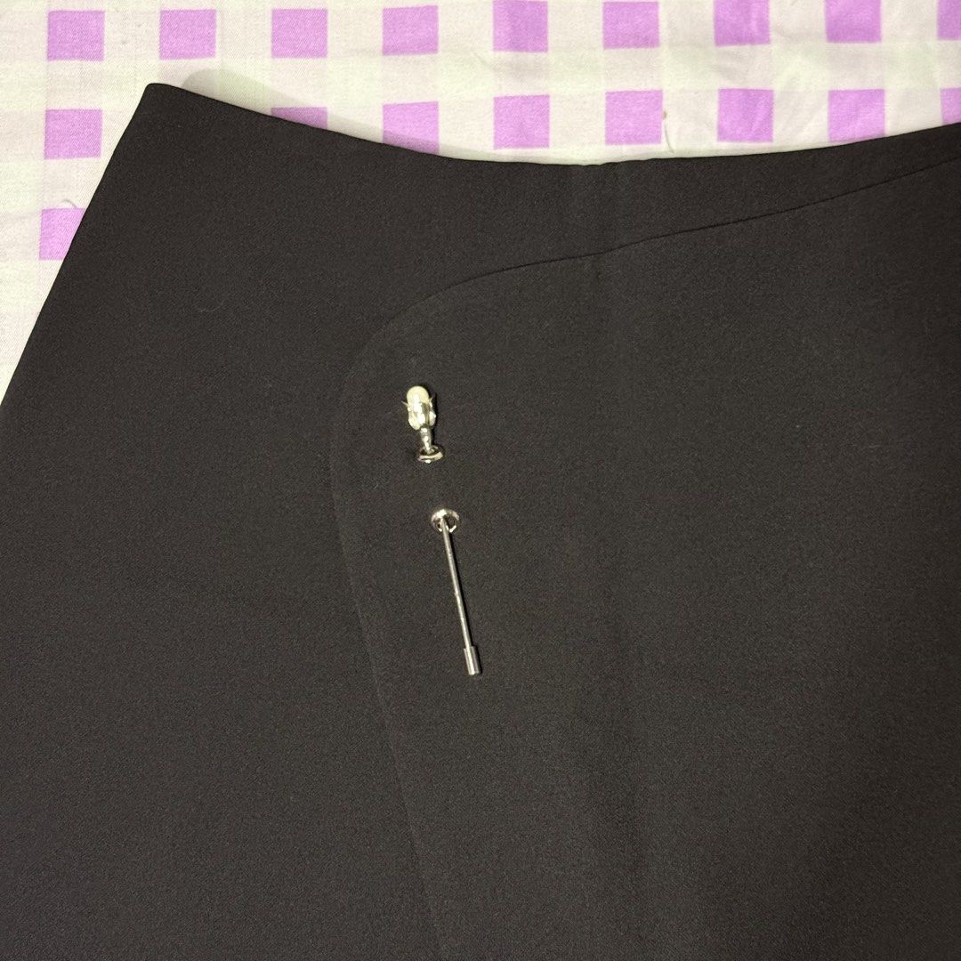 Black Asymmetrical Skort with Pin (M) (Category: Skirts) located in Tarlac. Submitted by milkshakeee_ (Listing ID 1440350864, Image 2). Description: Size: 28 | Length: 14 | Hips: 38 Washed & Ready to wear 🌸 NO WHEN WORN! Location: Tarlac City MOP: Gcash Ship thru J&T.