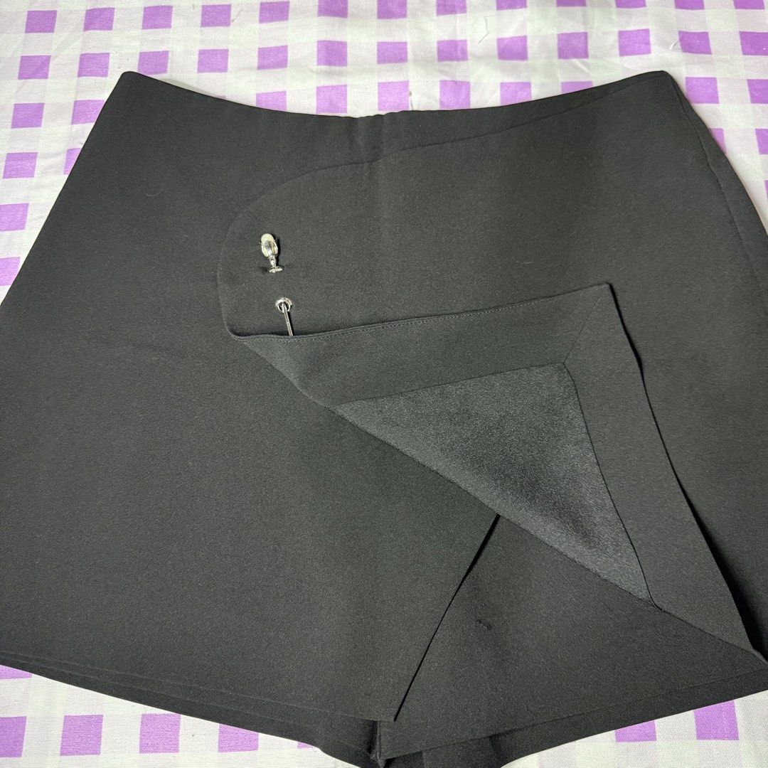 Black Asymmetrical Skort with Pin (M) (Category: Skirts) located in Tarlac. Submitted by milkshakeee_ (Listing ID 1440350864, Image 3). Description: Size: 28 | Length: 14 | Hips: 38 Washed & Ready to wear 🌸 NO WHEN WORN! Location: Tarlac City MOP: Gcash Ship thru J&T.