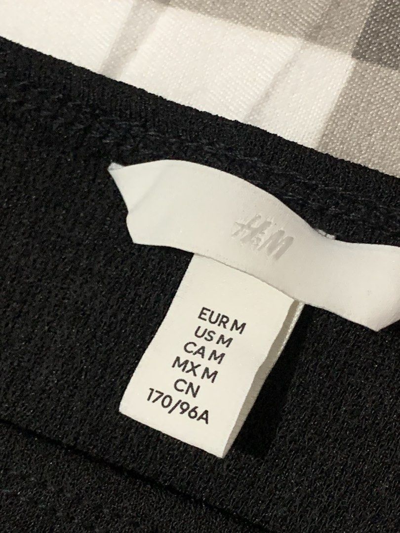black H&M square-neck cropped top (Category: Blouses) located in Naga. Submitted by cydie.finds (Listing ID 1440380878, Image 2). Description: .