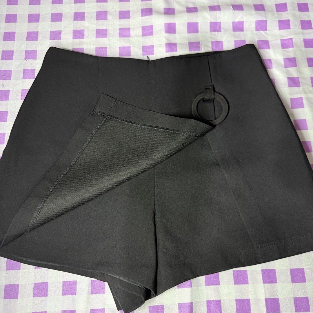 Black Skort (M) (Category: Shorts) located in Tarlac. Submitted by milkshakeee_ (Listing ID 1440350038, Image 2). Description: Size: 28 | Length: 13.5 | Hips: 37 Washed & Ready to wear 🌸 NO WHEN WORN! Location: Tarlac City MOP: Gcash Ship thru J&T.