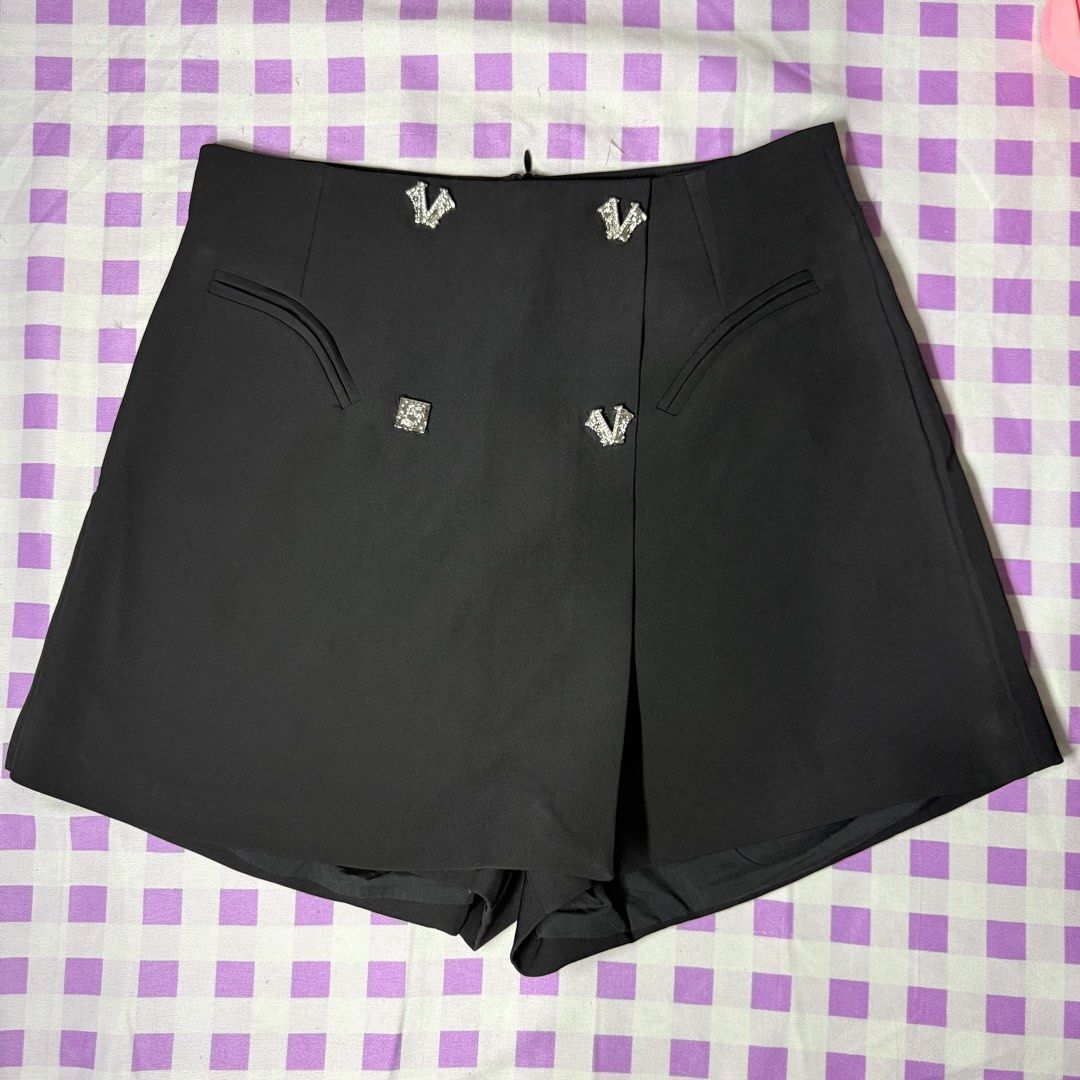 Black Skort with Rhinestone (M) (Category: Shorts) located in Tarlac. Submitted by milkshakeee_ (Listing ID 1440353028, Image 1). Description: Size: 27-28 | Length: 14 | Hips: 36-37 Washed & Ready to wear 🌸 NO WHEN WORN! Location: Tarlac City MOP: Gcash Ship thru J&T.