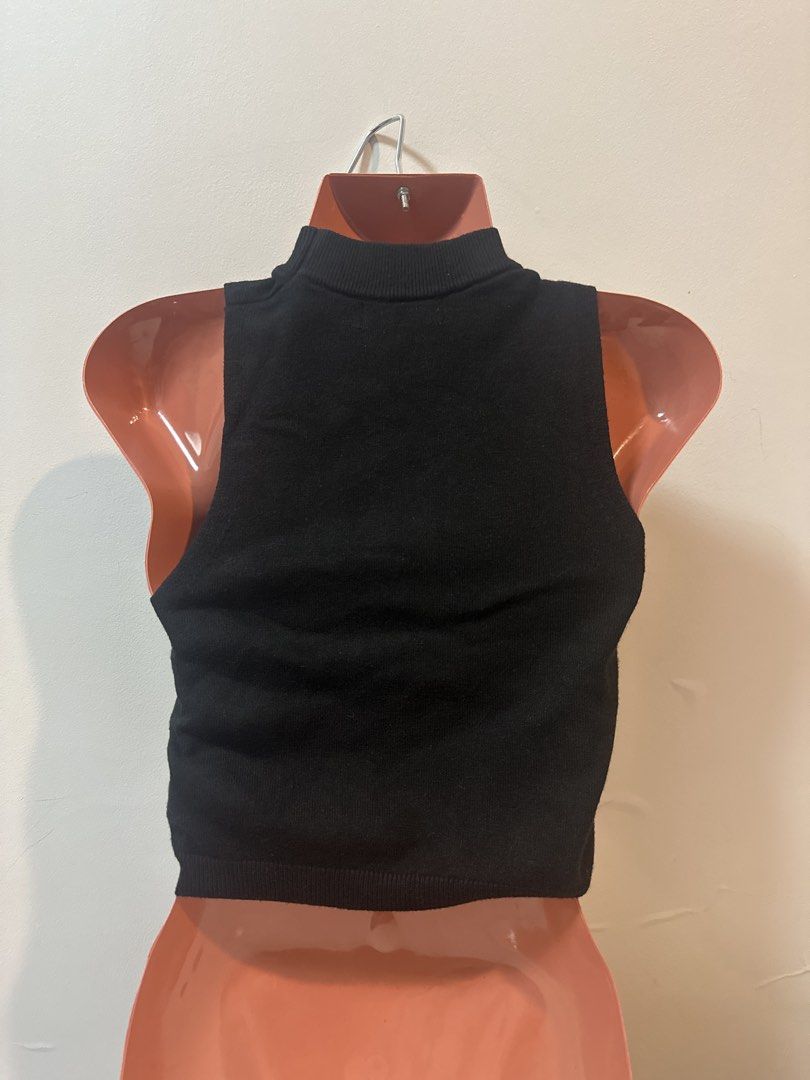 Black Sleeveless Mock Neck Crop Top (Category: Sleeveless) located in Las Pinas. Submitted by Mkdot (Listing ID 1440266315, Image 2). Description: - Black sleeveless crop top - Mock neck design - Ribbed knit fabric - Best fits size Small to Medium - Ideal for layering or wearing alone - A versatile addition to any wardrobe.