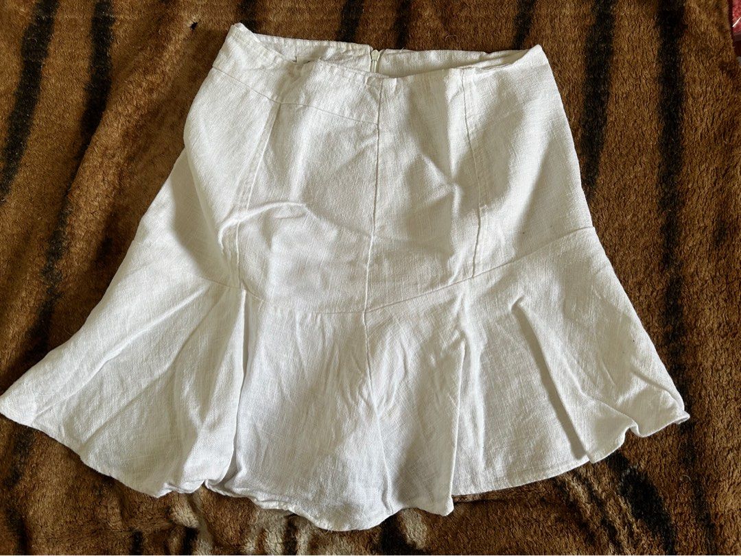 Bloom white mini mermaid skirt (Category: Skirts) located in Cebu City. Submitted by hoeoeoeri (Listing ID 1440262930, Image 1). Description: size S on tag.