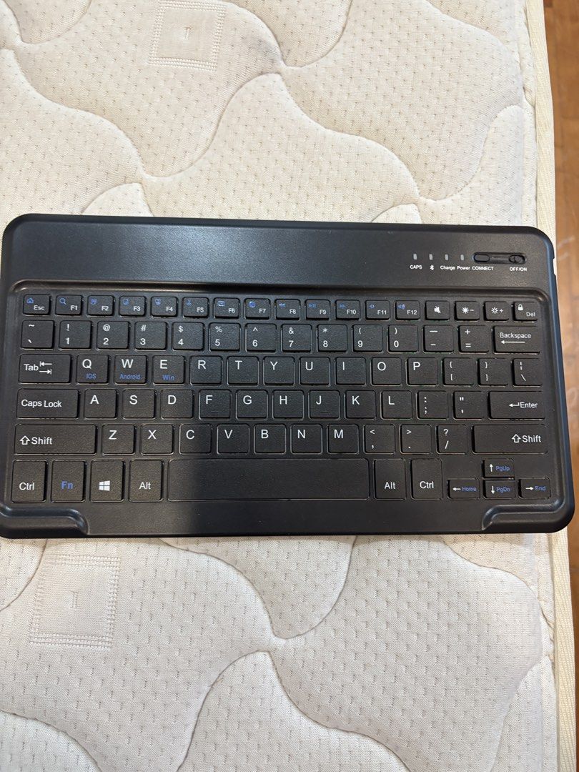Bluetooth Keyboard with USB-C charging port465859699363041280