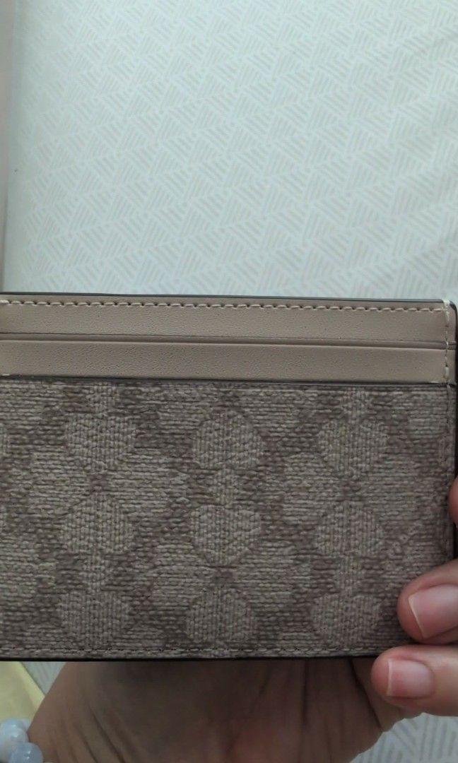 Brandew! Kate spade card holder (Category: Luxury Bags & Wallets) located in Quezon City. Submitted by jlocab (Listing ID 1440268538, Image 3). Description: brandnew selling low loc QC.