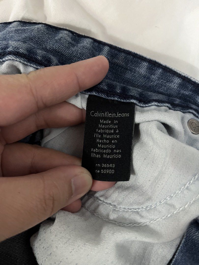 Calvin Klein Straight Mens Jeans (Category: Jeans) located in San Simon. Submitted by itsyoboikristof (Listing ID 1440207173, Image 3). Description: Issue: See last pic.