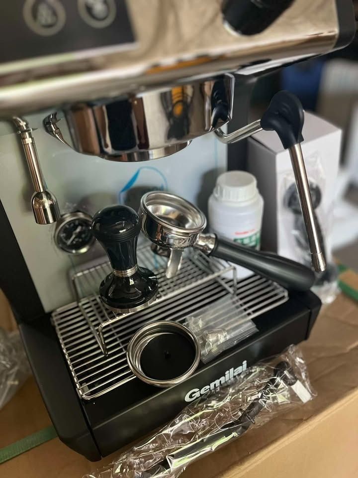 COFFEE MACHINE GEMILAI ESPRESSO !!! (Category: Coffee Machines & Makers) located in Mandaluyong City. Submitted by tidehunter40519 (Listing ID 1440301117, Image 2). Description: COFFEE MACHINE EPA-52 GEMILAI G3200F PHP35,900 SPECIFICATIONS: -Dual Boiler -Coffee machine principle: pump -pressure type -Capacity: 15 cups or more -Rated power: 2650w -Weight: 15kg/ 18.5 kg -Voltage: 220V/50Hz -Body material: stainless steel -Size: 49*40*56mm -Color: B