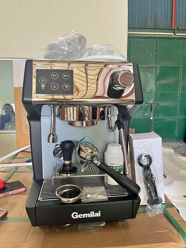 COFFEE MACHINE GEMILAI ESPRESSO !!! (Category: Coffee Machines & Makers) located in Mandaluyong City. Submitted by tidehunter40519 (Listing ID 1440301117, Image 3). Description: COFFEE MACHINE EPA-52 GEMILAI G3200F PHP35,900 SPECIFICATIONS: -Dual Boiler -Coffee machine principle: pump -pressure type -Capacity: 15 cups or more -Rated power: 2650w -Weight: 15kg/ 18.5 kg -Voltage: 220V/50Hz -Body material: stainless steel -Size: 49*40*56mm -Color: B