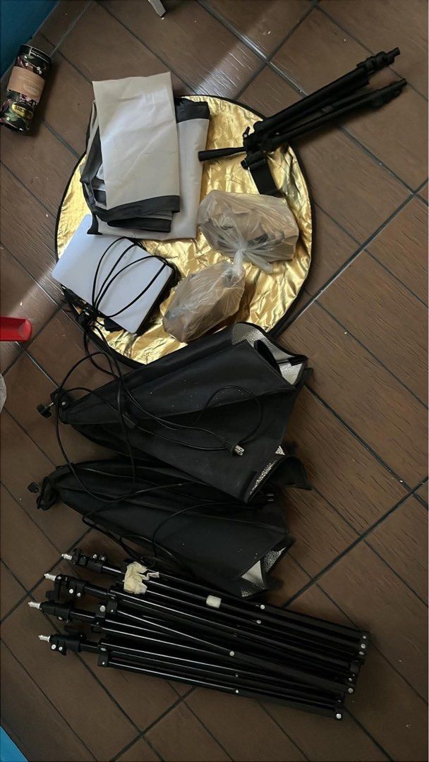 Complete all working three studio lights (Category: Lighting & Studio Equipment) located in Manila. Submitted by silverearth_22153b (Listing ID 1436463175, Image 2). Description: .